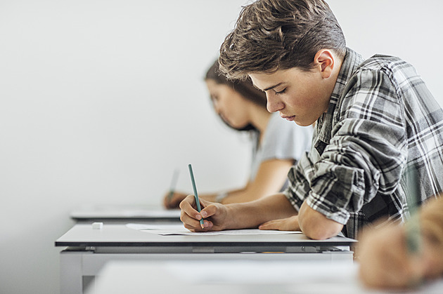 Nejradši do školy chodí gymnazisté. Půlka studentů se v lavicích nudí, říká průzkum