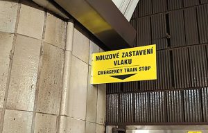 SOS tabule a zářivé pásky zvýrazní tlačítka na zastavení metra. Už se testují