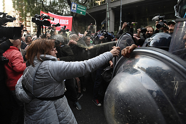 V Argentině nasadili na důchodce obušky a slzný plyn, chtějí vyšší penze