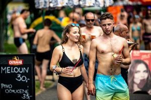 Do ČR vtrhla vlna veder. Neochladí se ani po víkendu, hrozí 34 stupňů a požáry