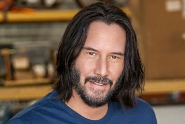 Keanu Reeves slaví šedesátiny: Skromná hvězda s bouřlivým dětstvím, ikonickými rolemi a neobyčejným životním příběhem