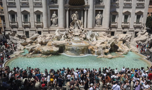 Řím zvažuje omezení přístupu k fontáně di Trevi kvůli přetíženému turismu