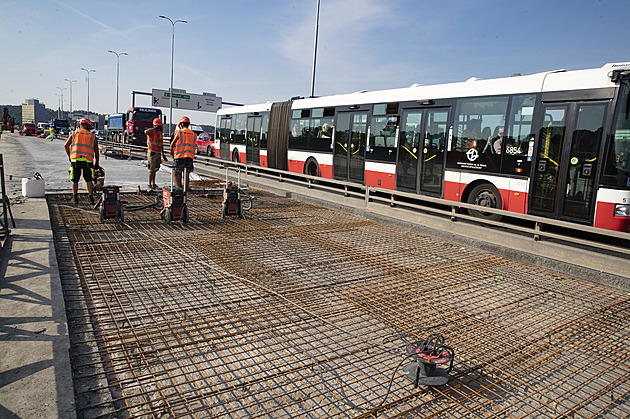 Barrandovský most otevírá pro pěší už i severní část, přejedou také cyklisté